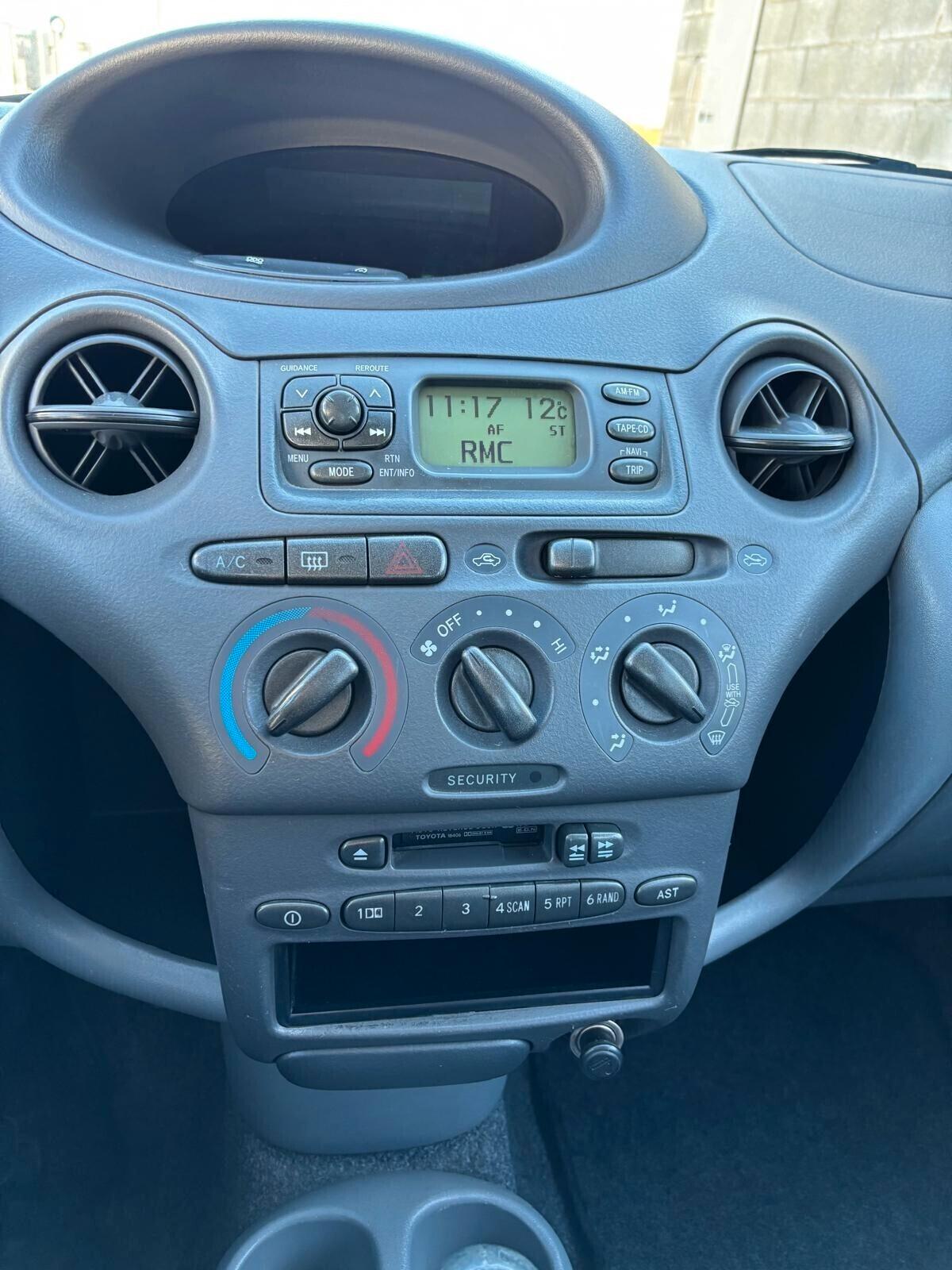 Toyota Yaris 1.3i 16V cat 5 porte SOL ADATTA AI NEOPATENTATI