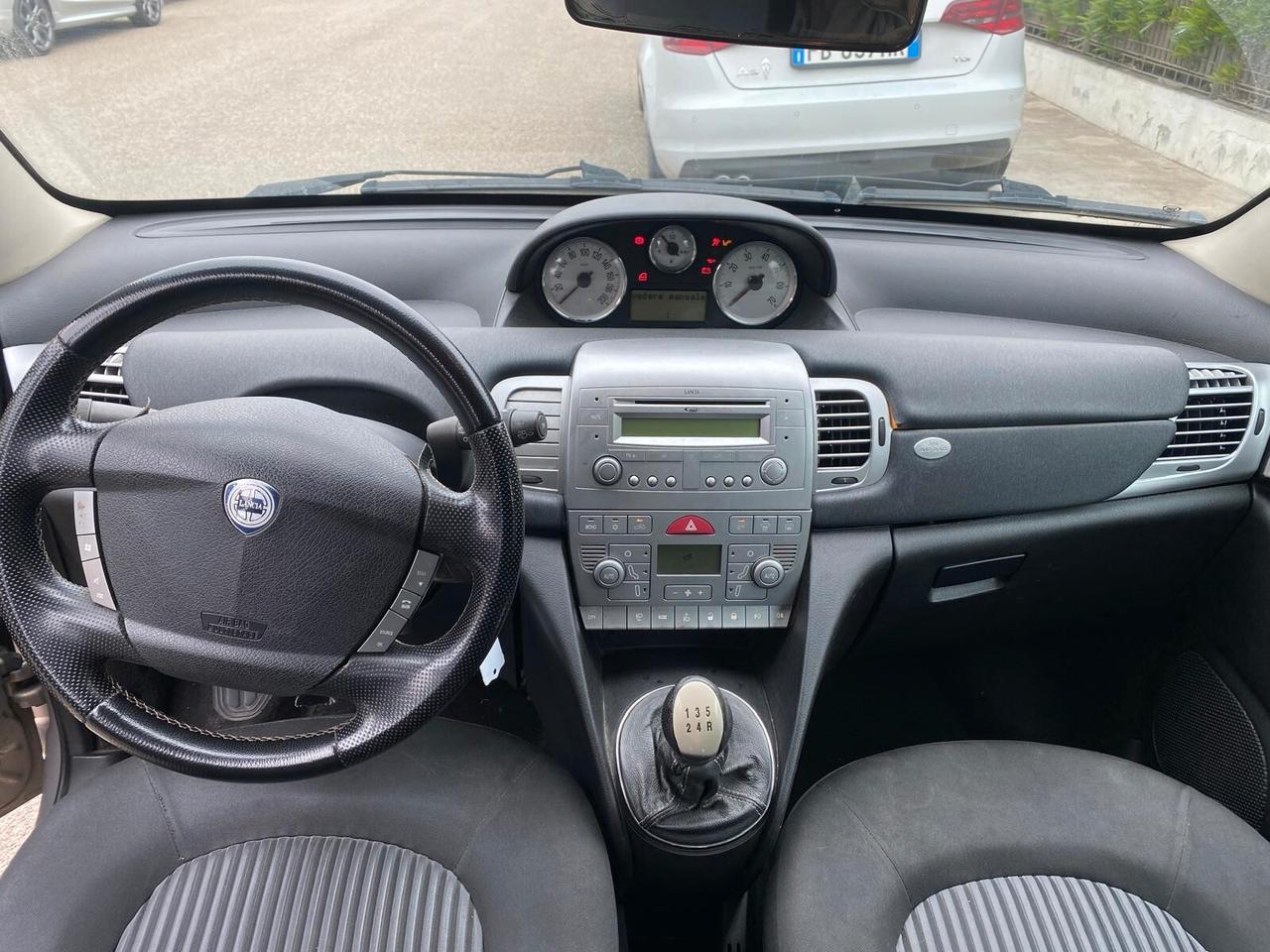 Lancia Ypsilon 1.3 MJT 75 CV Platino