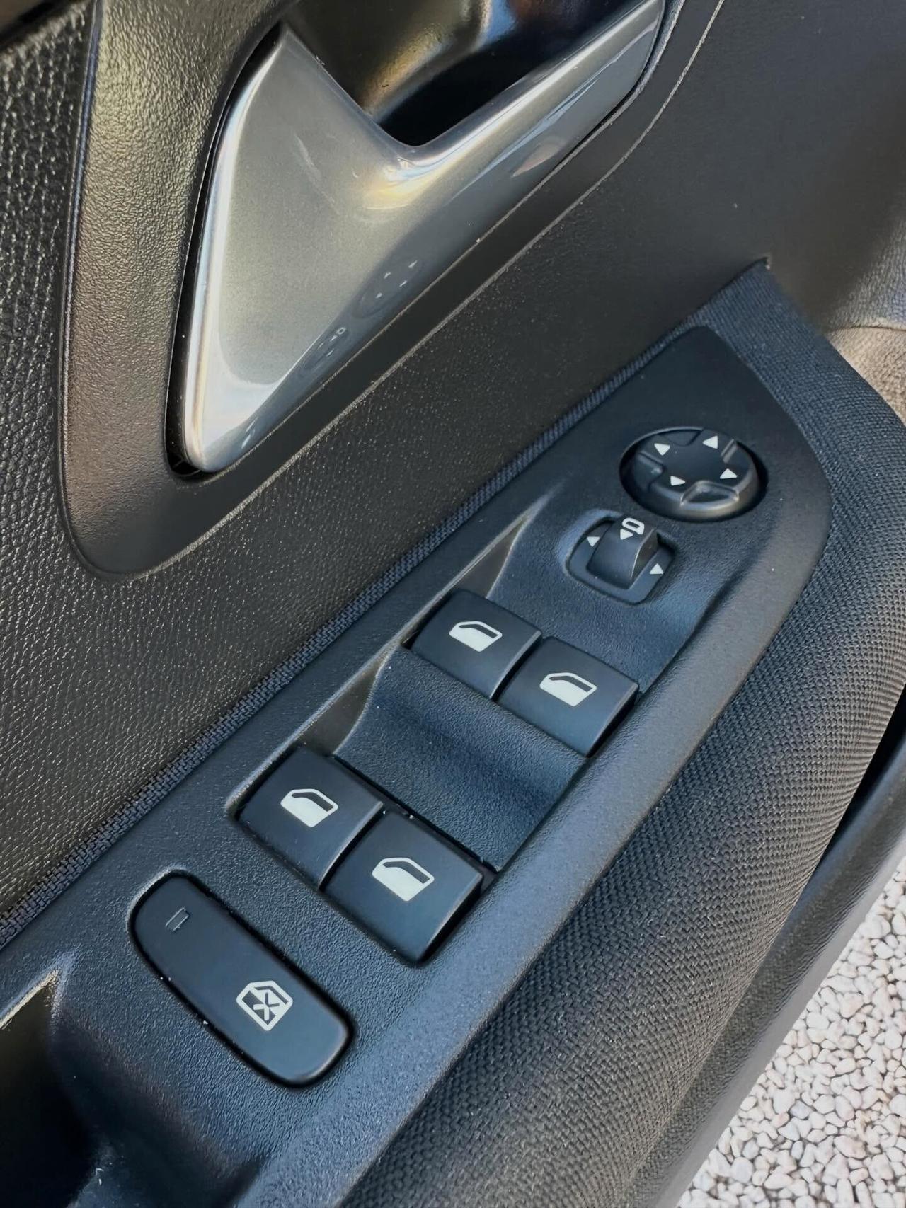 Peugeot 208 motore elettrico 136 CV 5 porte GT