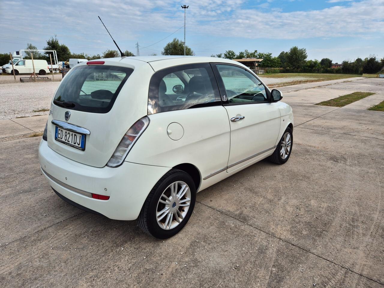 Lancia Ypsilon 1.3 MJT 75 CV Argento