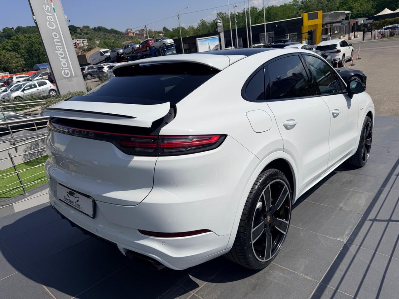 Porsche Cayenne Coupé 3.0 V6 E-Hybrid white edition