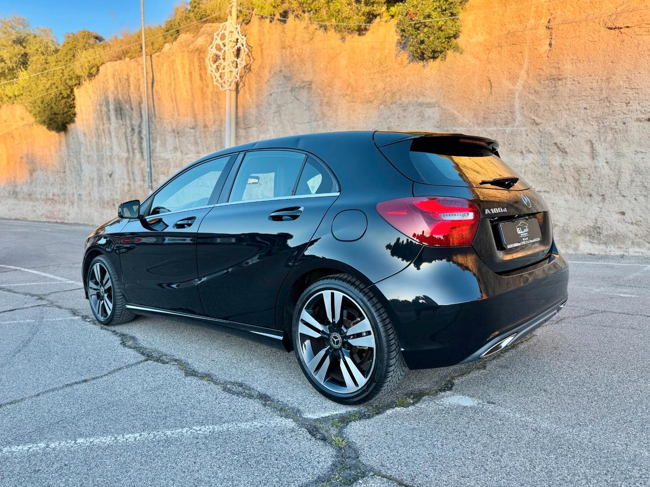 Mercedes A180 SPORT/1500 110CV/FULL LED/NAVI/18"