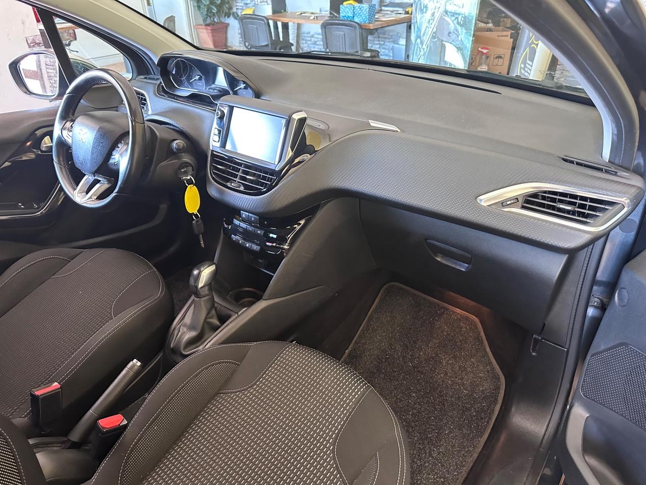 Peugeot 208 1.2benz. Allure