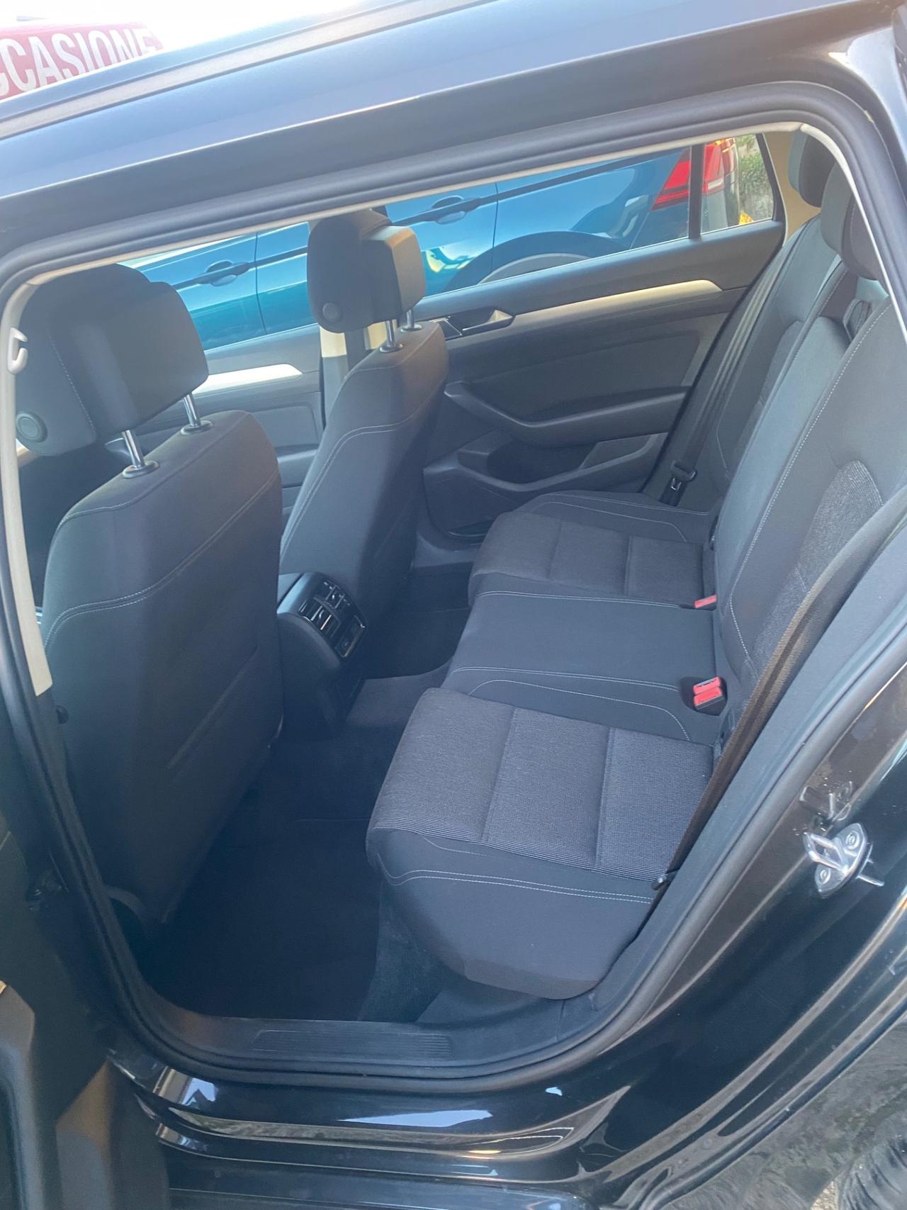 Volkswagen Passat Variant 1.6 TDI SCR DSG Business BMT