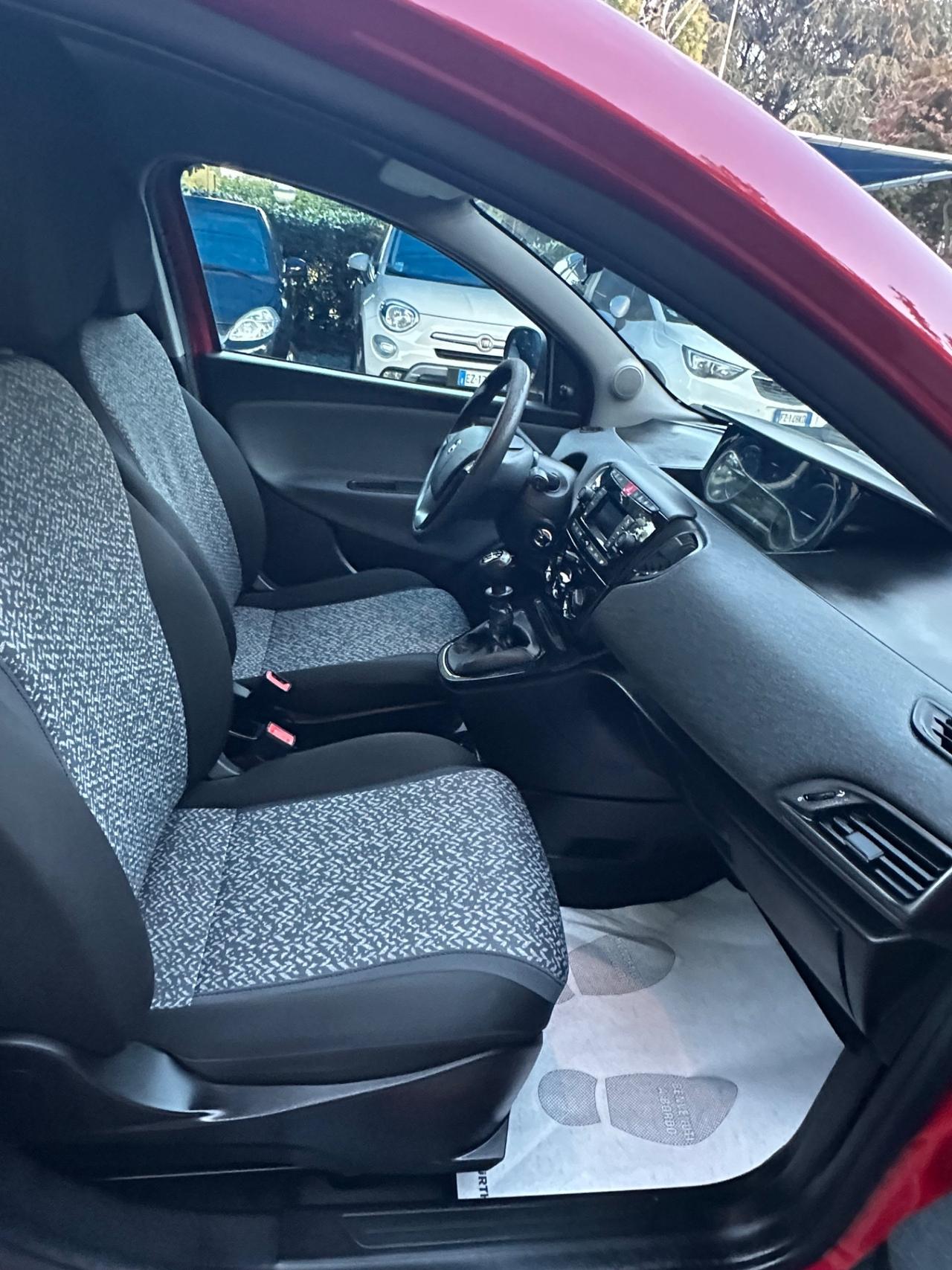 Lancia Ypsilon 1.0 FireFly 5 porte S&S Hybrid Ecochic Gold