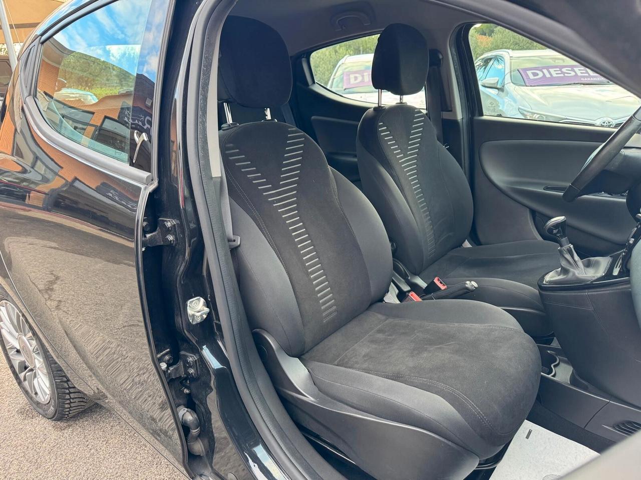 Lancia Ypsilon 0.9 TWINAIR 85CV DFN AUTOM GOLD 2012