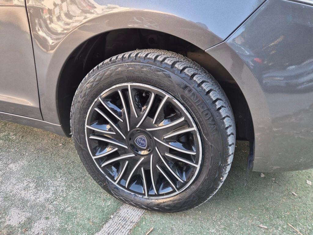 Lancia Ypsilon 1.0 Hybrid Ecochic Gold