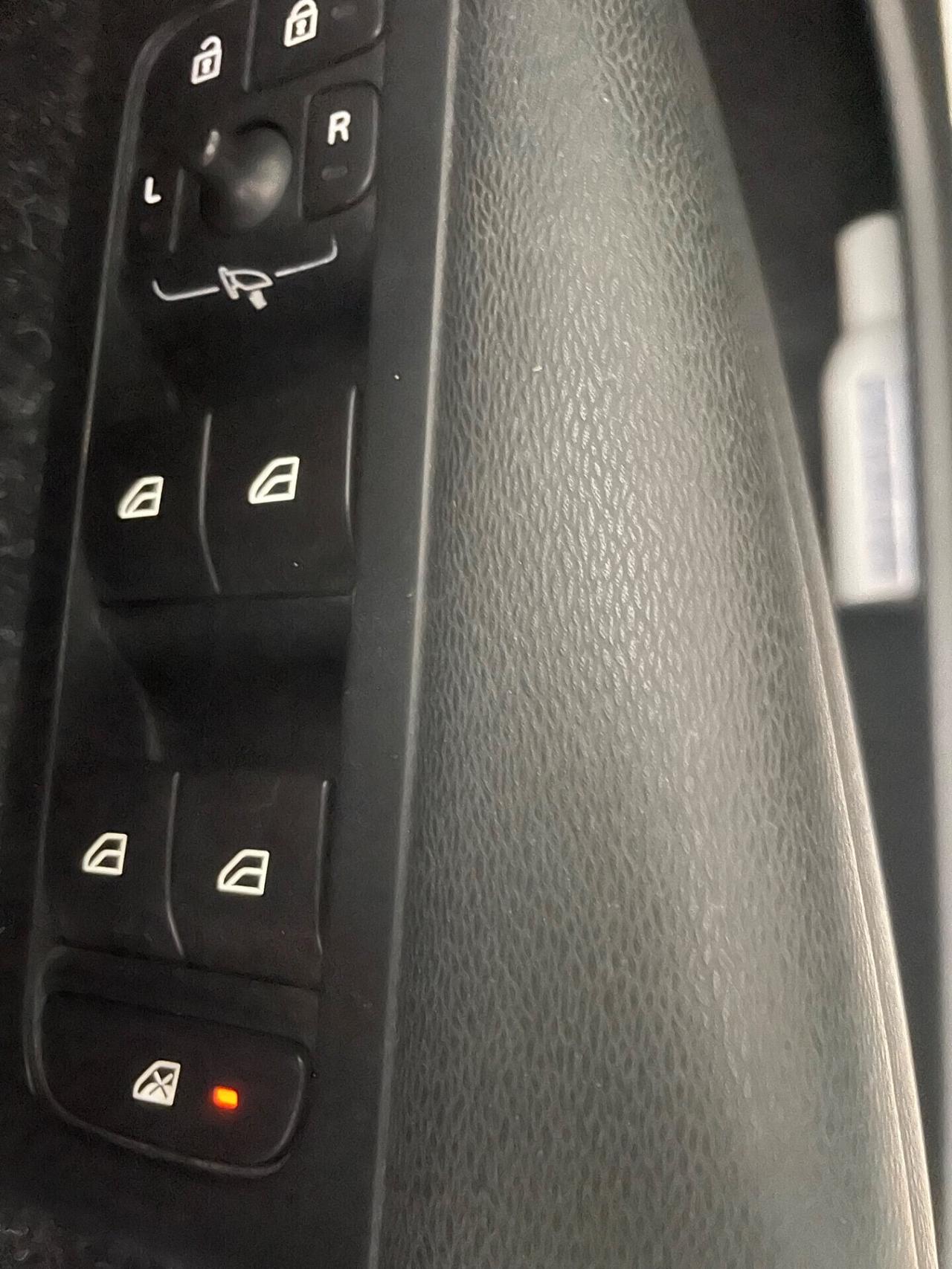 VOLVO XC40 D3 MOMENTUM "MAI VISTA UNA SIMILE"