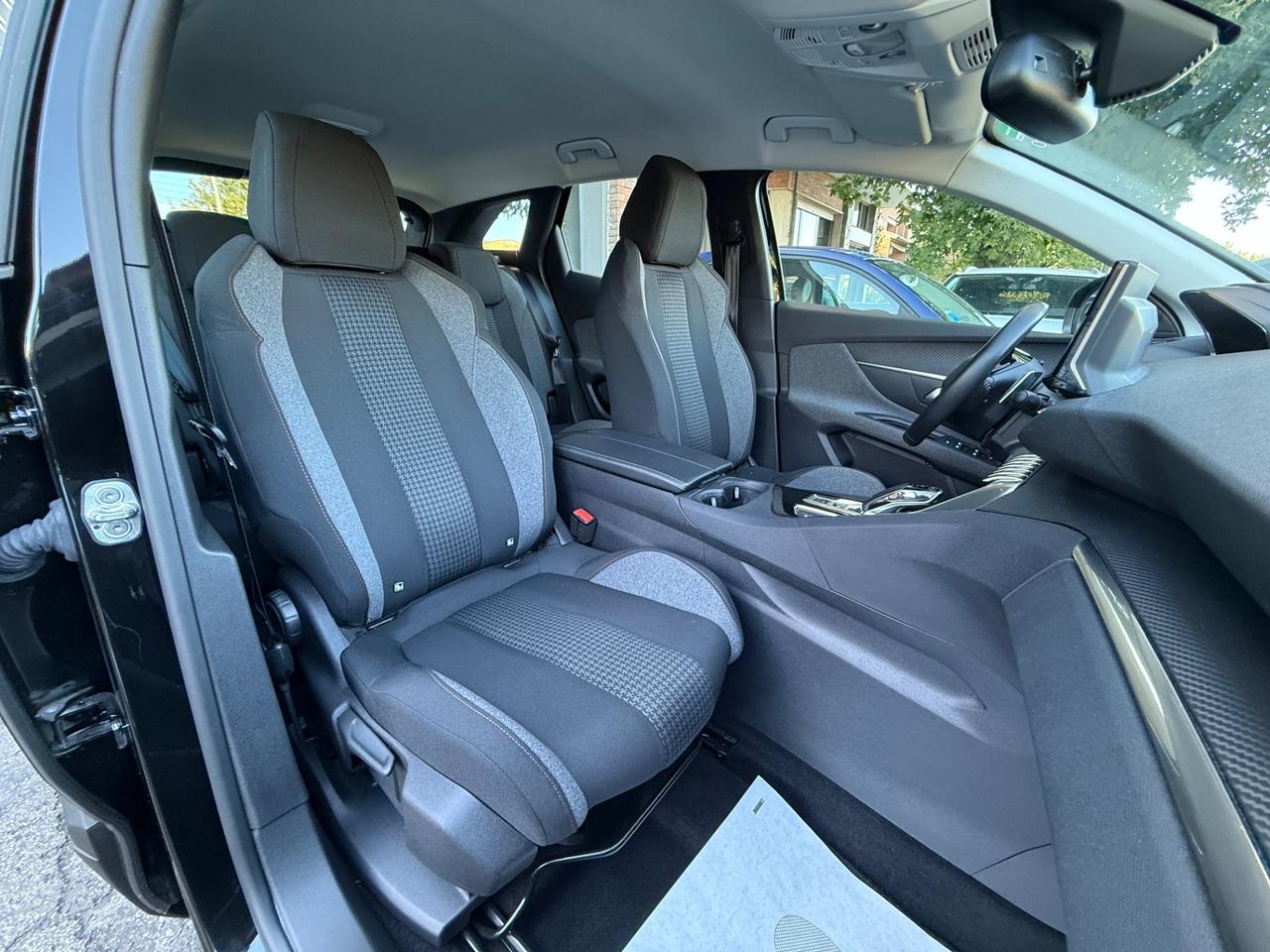Peugeot 3008 BlueHDi 130 S&S EAT8 Active Pack