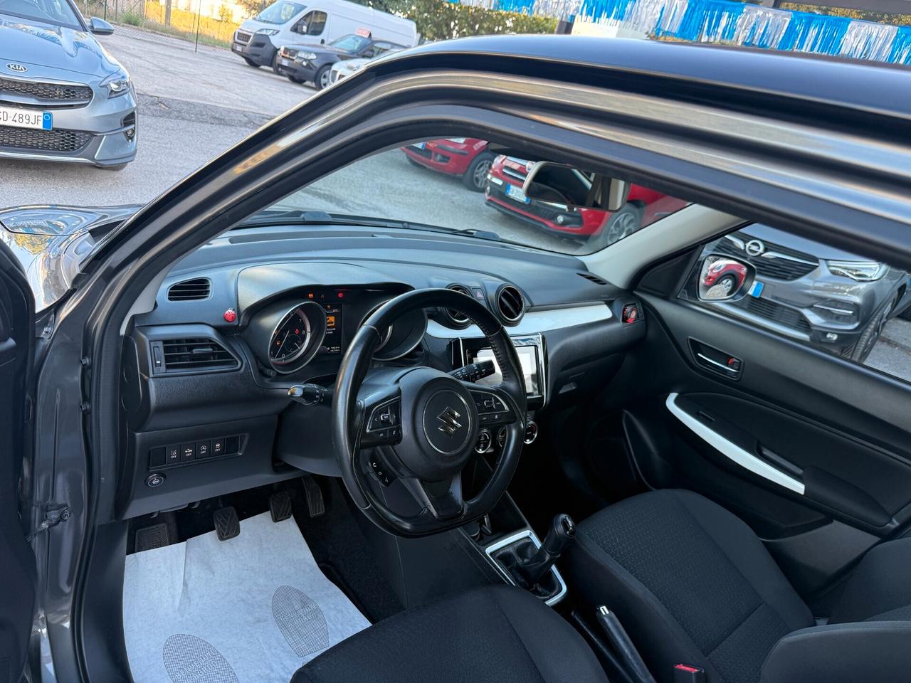 "UNA CHICCA" Suzuki Swift 1.2 Hybrid Top + GPL