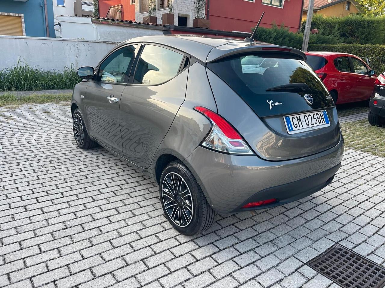 Lancia Ypsilon 1.0 FireFly 5 porte S&S Hybrid Ecochic A. Ferretti