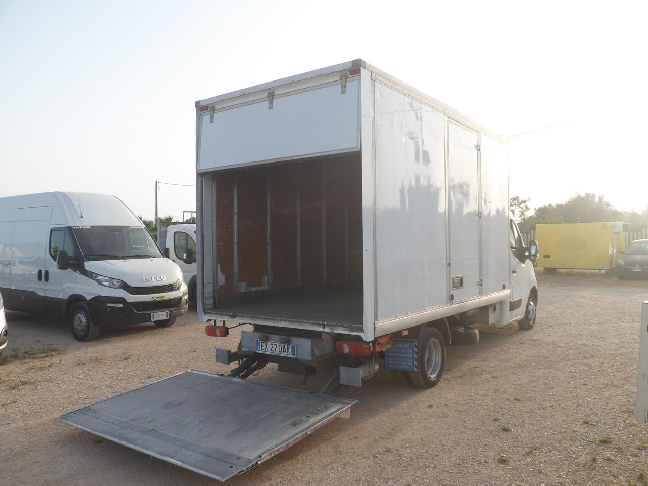 Renault Master furgonatura con pedana