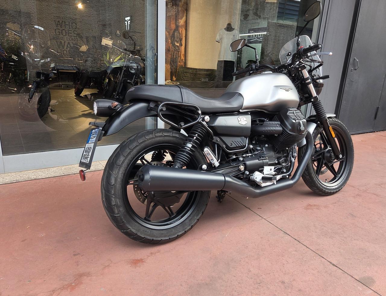 Moto Guzzi V7 Stone