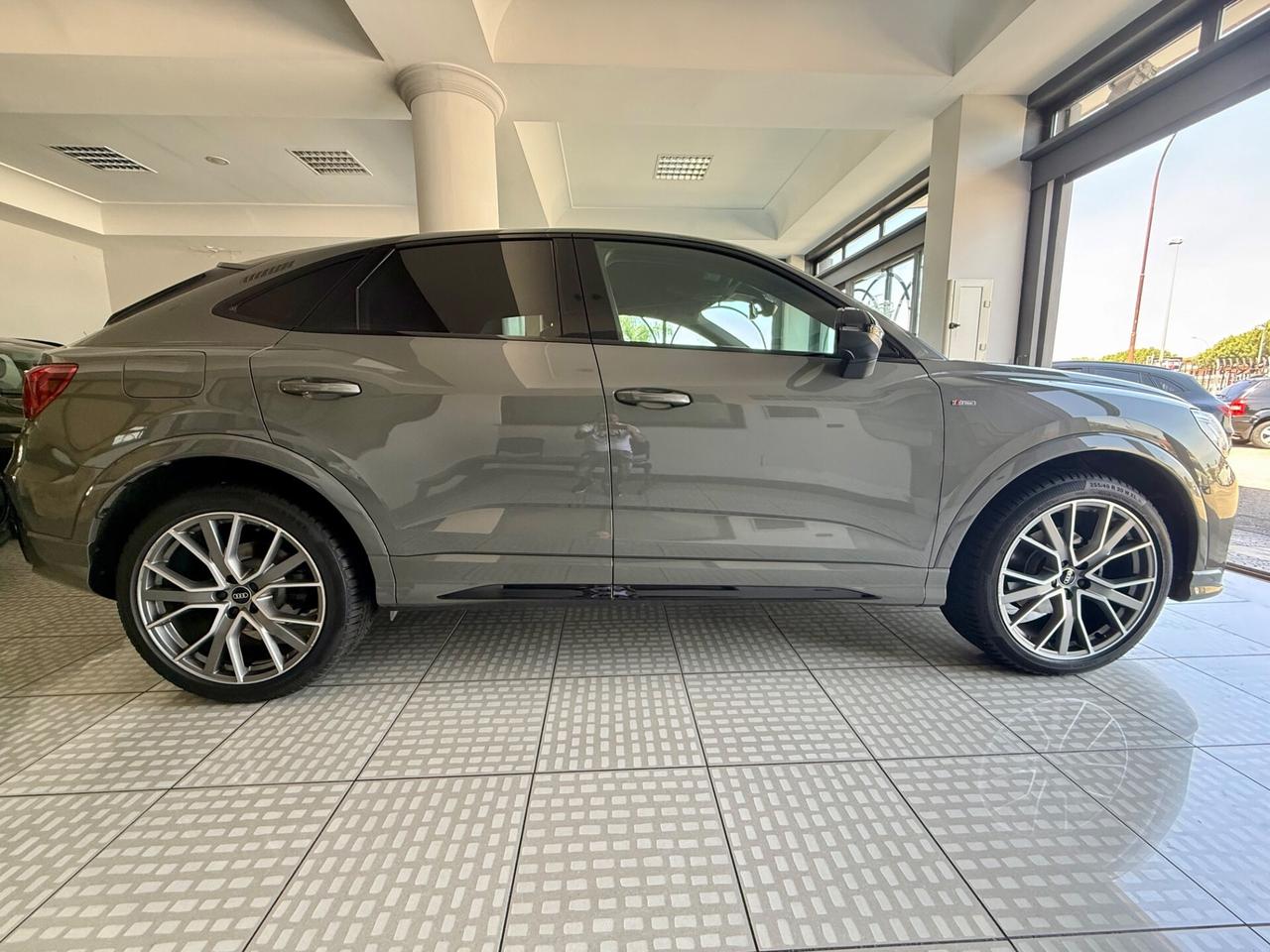 Audi Q3 35 TDI S tronic Identity Black SLine