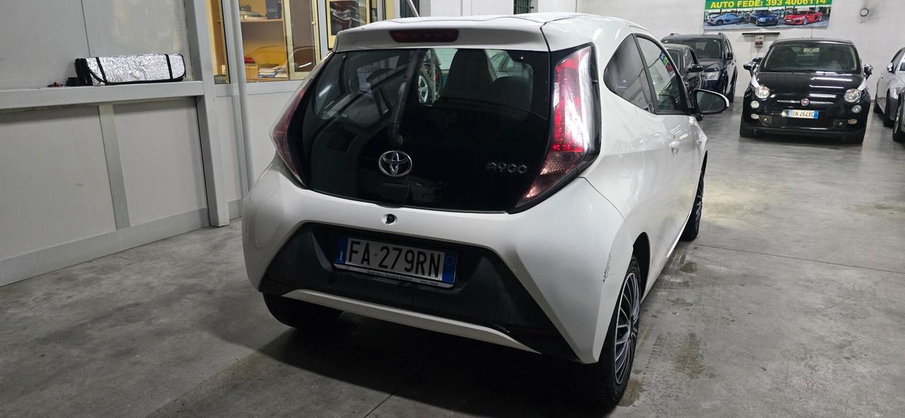 Toyota Aygo 1.0 VVT-i 69 CV 3 porte x-clusiv