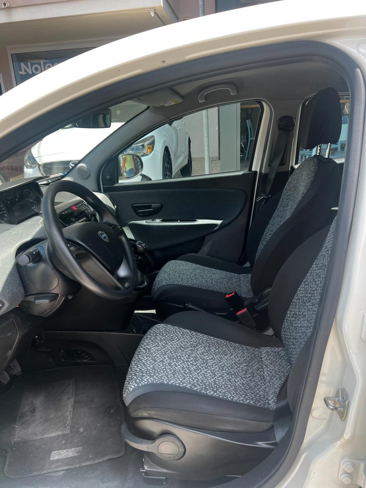 Lancia Ypsilon 1.0 FireFly 5 porte S&S Hybrid Ecochic Silver NEOPATENTATI
