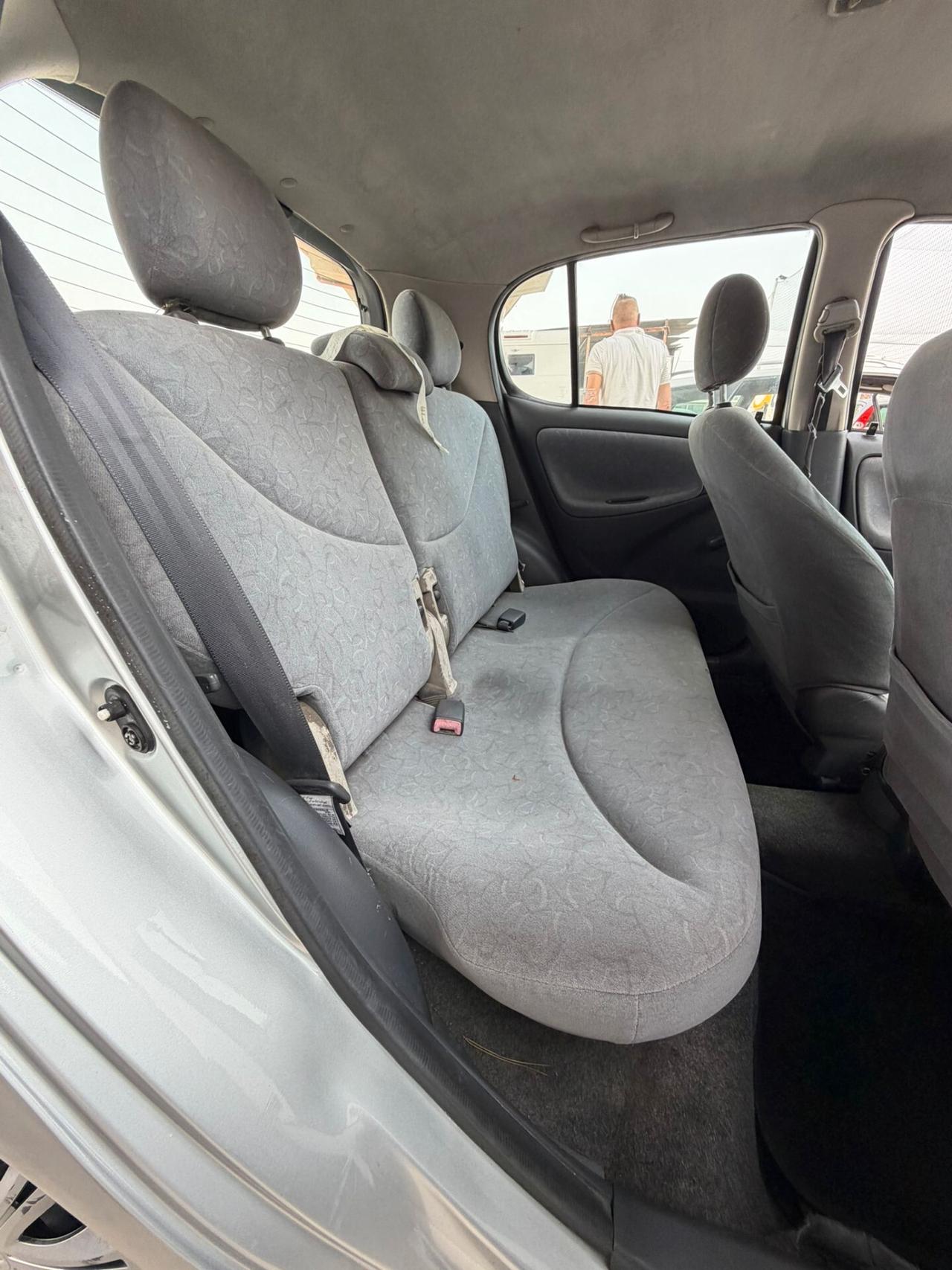 Toyota Yaris 1.0i 16V cat 5 porte Sol