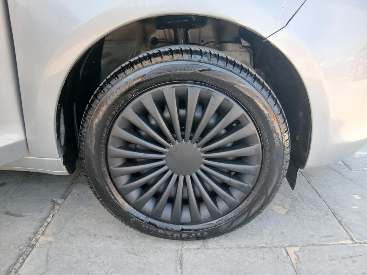 Lancia Ypsilon 1.2 69 CV 5 porte full 13