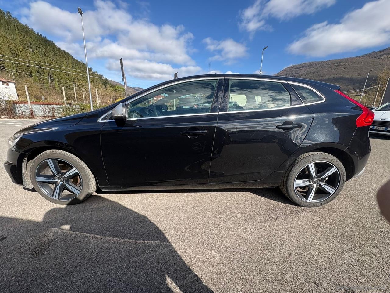 VOLVO V40 D2 R-design