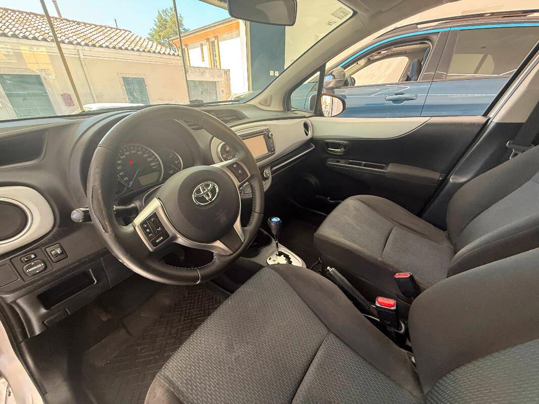 Toyota Yaris TOYOTA YARIS 1.5h Lounge 5p HYBRID