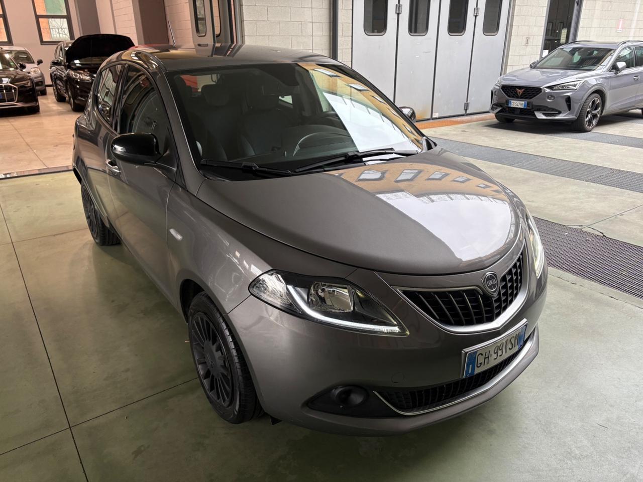 Lancia Ypsilon 1.0 FireFly 5 porte S&S Hybrid Ecochic Silver posti
