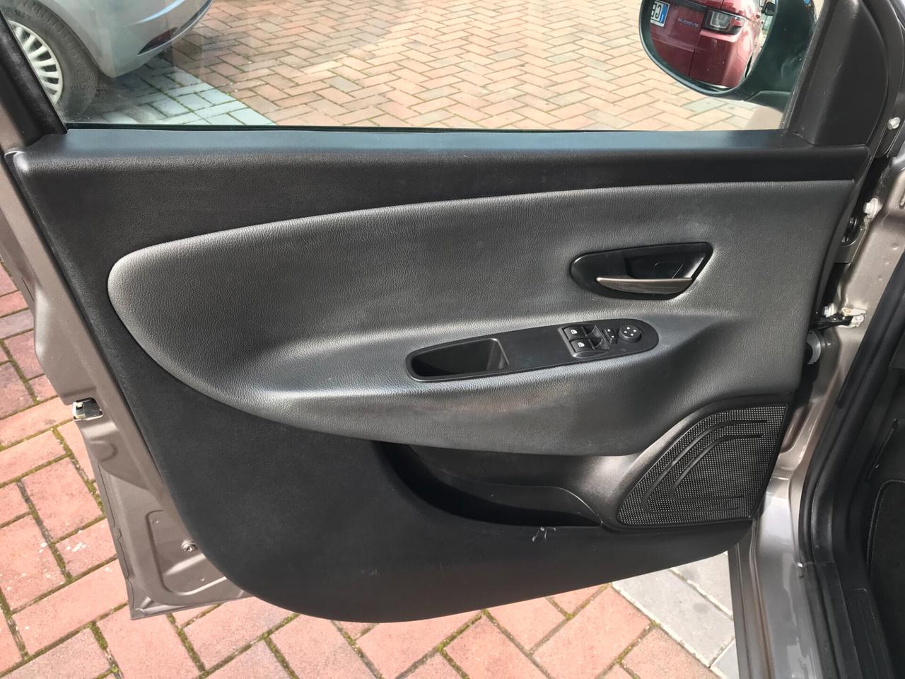 Lancia Ypsilon 0.9 TwinAir 85 CV 5 porte Metano Ecochic Silver