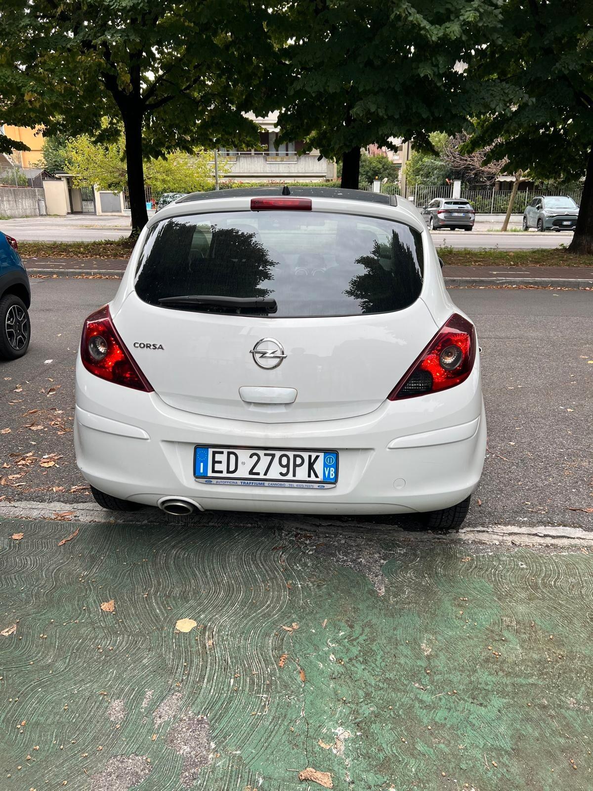 Opel Corsa 1.4 16V 3 porte b-color X NEOPATENTATI
