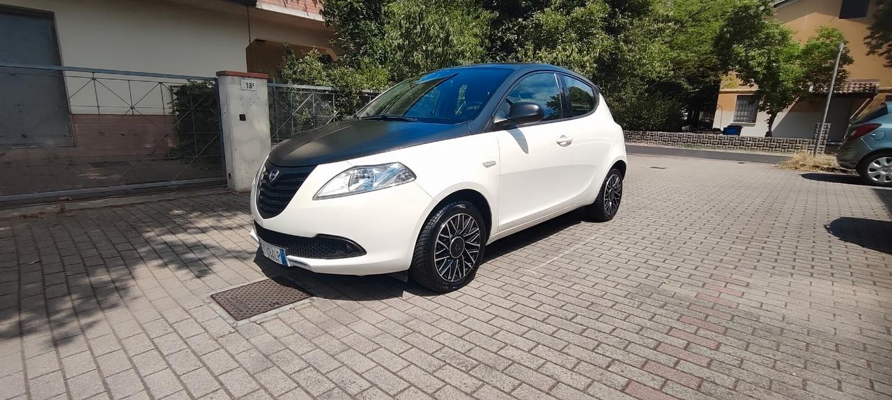 Lancia Ypsilon 1.2 69 CV 5 porte S Momodesign