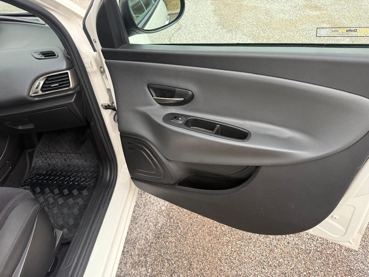 Lancia Ypsilon 0.9 TwinAir 85 CV 5 porte Metano Ecochic Gold