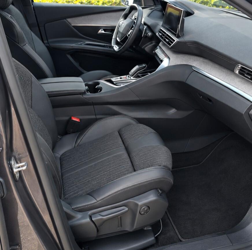 Peugeot 3008 130cv EAT8 GT Pack tetto panoramico