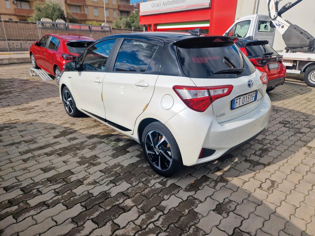 Toyota Yaris hybrid black & white