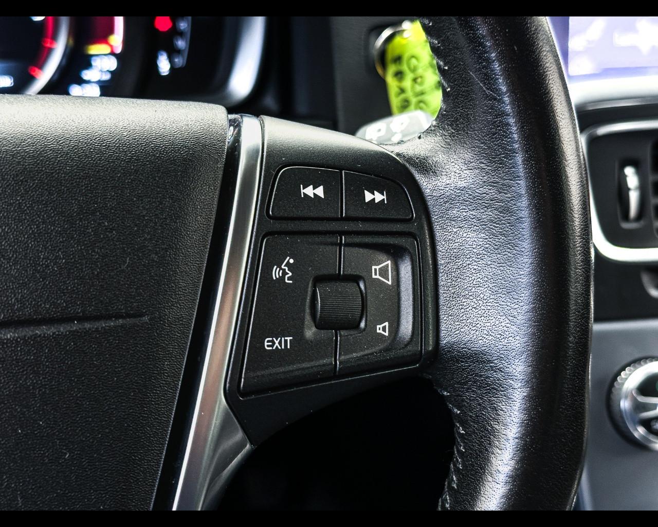 VOLVO V60 CC (2015-2018) - V60 Cross Country D3 Geartronic Busines