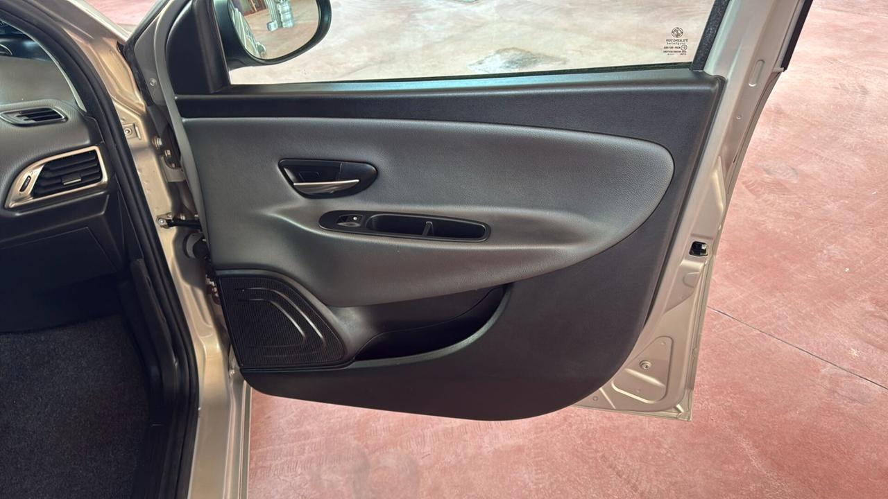 Lancia Ypsilon 1.2 69 CV 5 porte GPL Ecochic Silver