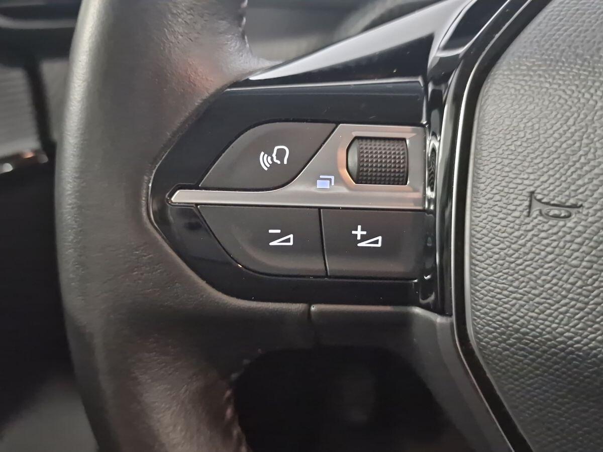 PEUGEOT 208 1.5 GT-LINE