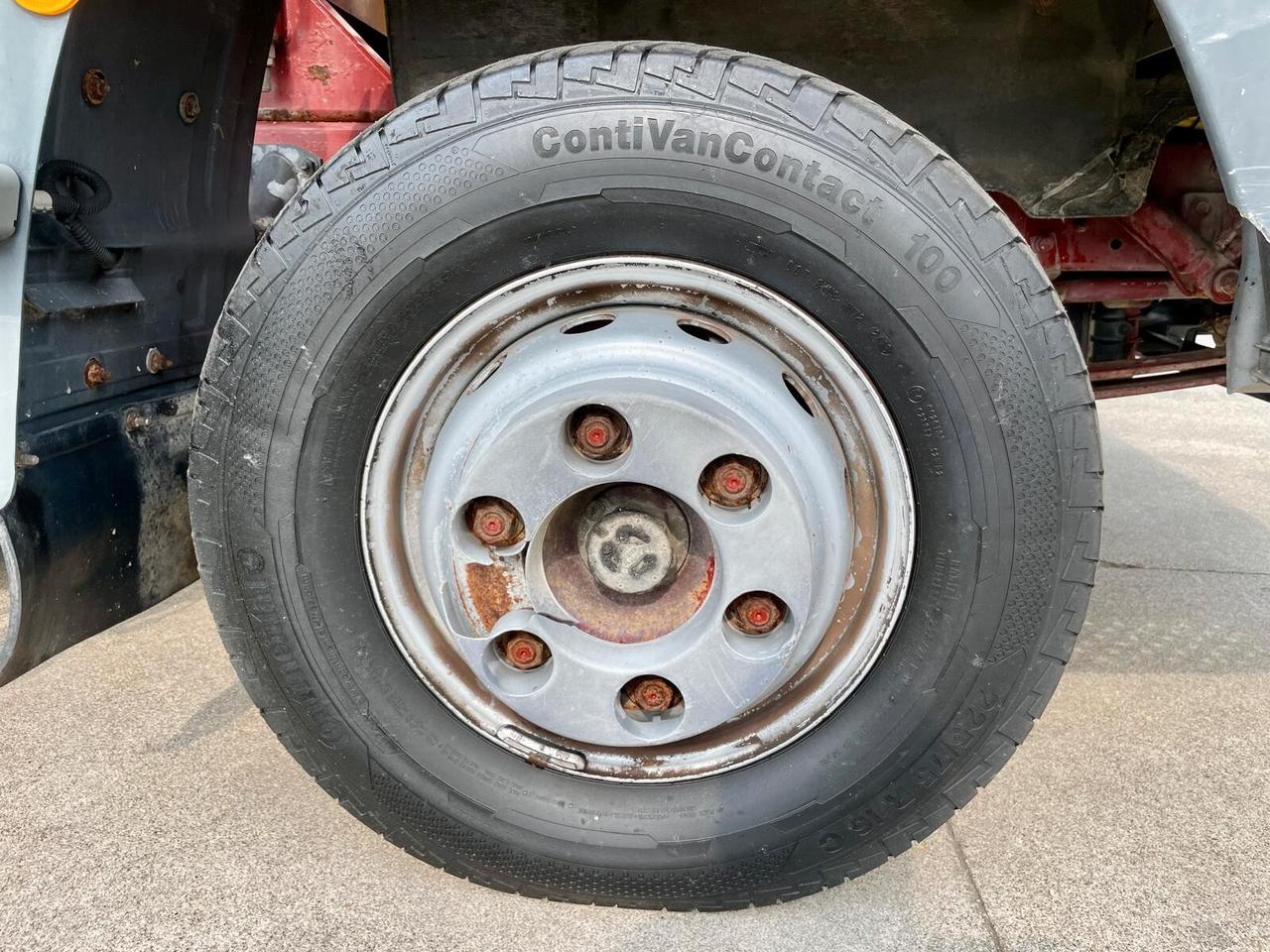 IVECO EUROCARGO 75E14 TRILATERALE + GRU FERRARI 540 A3