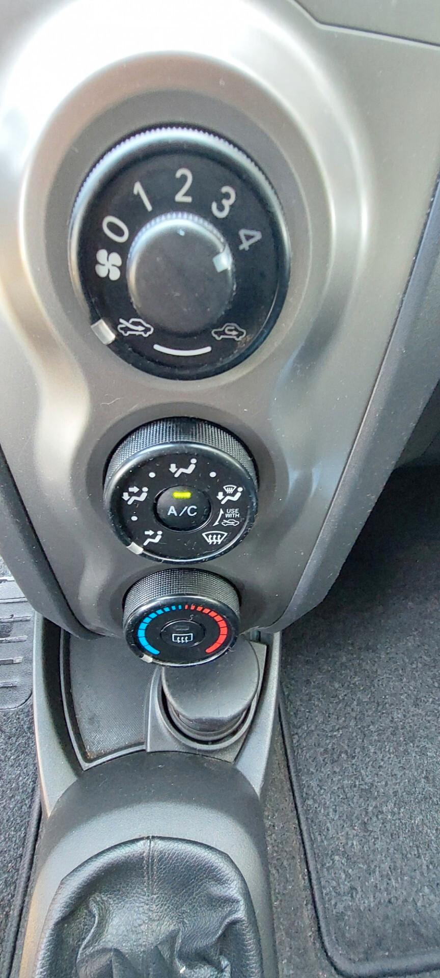 YARIS 1,0 BENZINA 75 CV X NEOPATENTATI 5 POSTI IMPECCABILE OK DISTRIBUZIONE