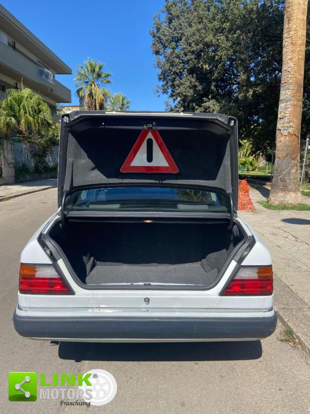 MERCEDES-BENZ 200 E 122 CV Berlina