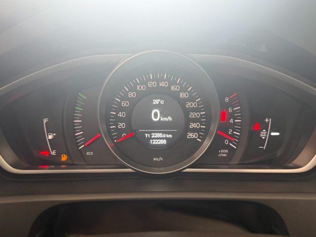 VOLVO V40 T2 Summum