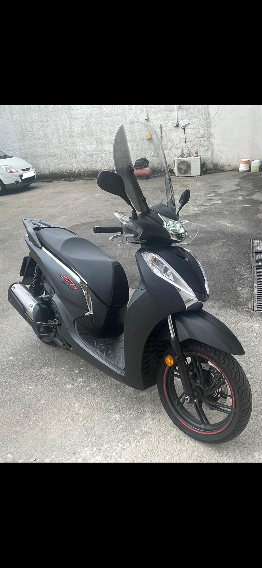 HONDA SH 300 i SPORT ABS E ANTISLITTAMENTO 15000 KM TENUTO DA AMATORE PERFETTO