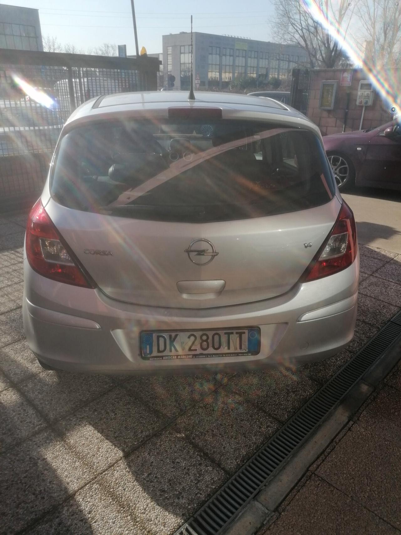 Opel Corsa 1.4 16V 5 porte Cosmo