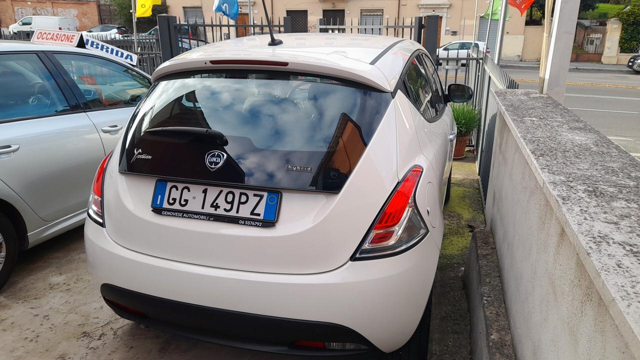 Lancia Ypsilon 1.0 FireFly 5 porte S&S Hybrid Ecochic Silver