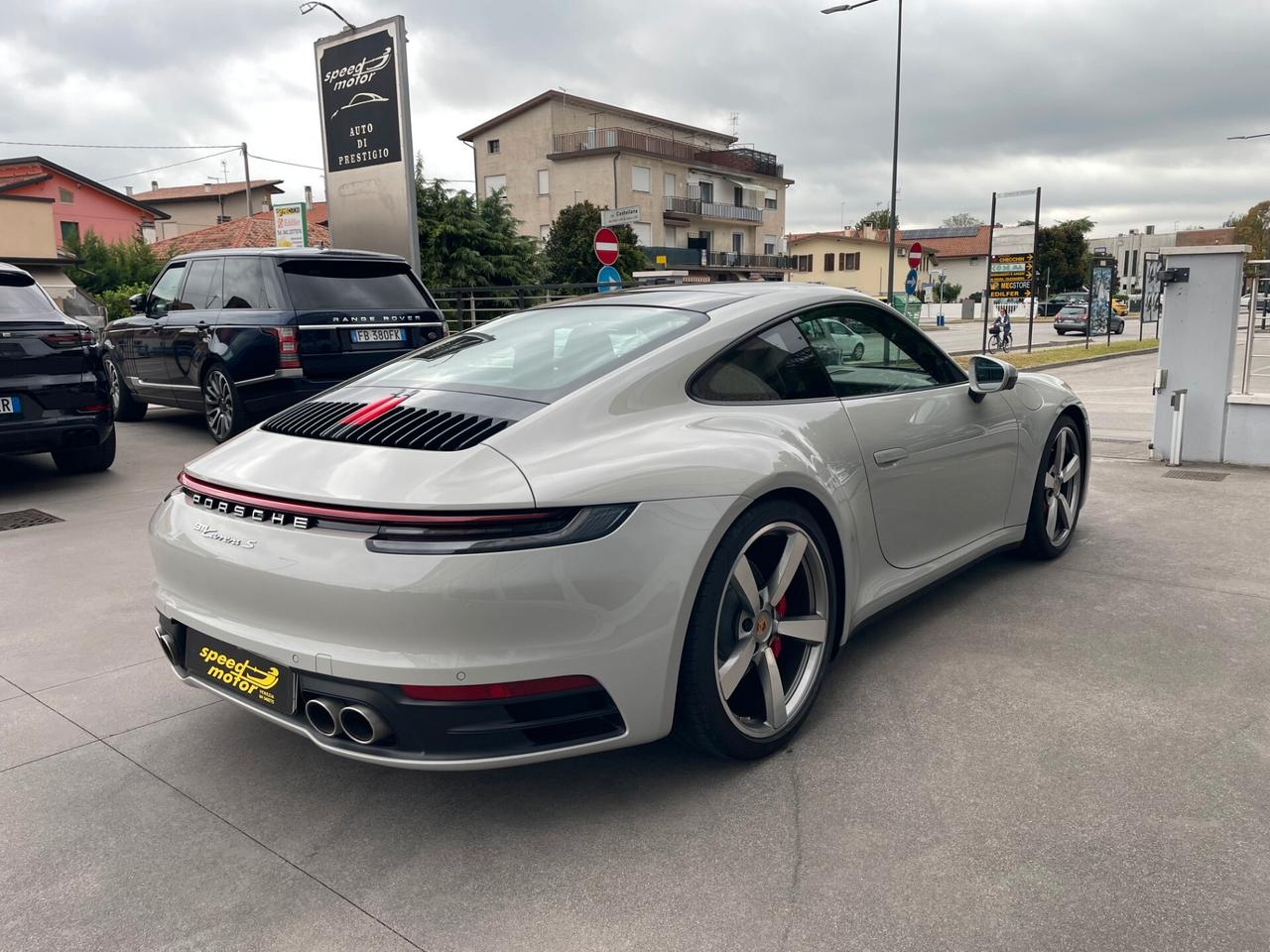 Porsche 911 Carrera S con soli 24.000 Km scarichi sport e tetto apribile pari a nuova