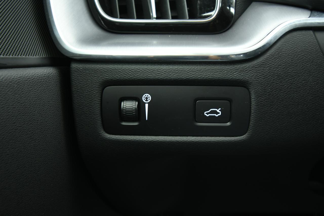 VOLVO XC60 2.0 b4 Momentum awd auto CAMERA+APP CONNECT+FULL LED