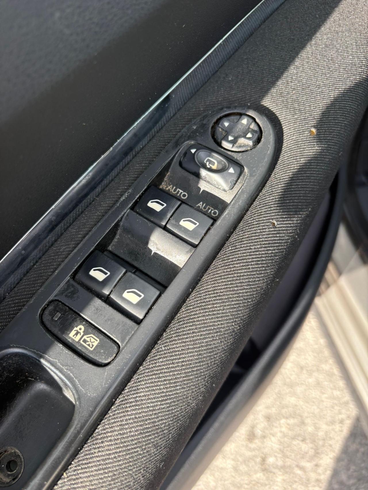 Peugeot 3008 1.6 HDi 110CV cambio robotizzato Business