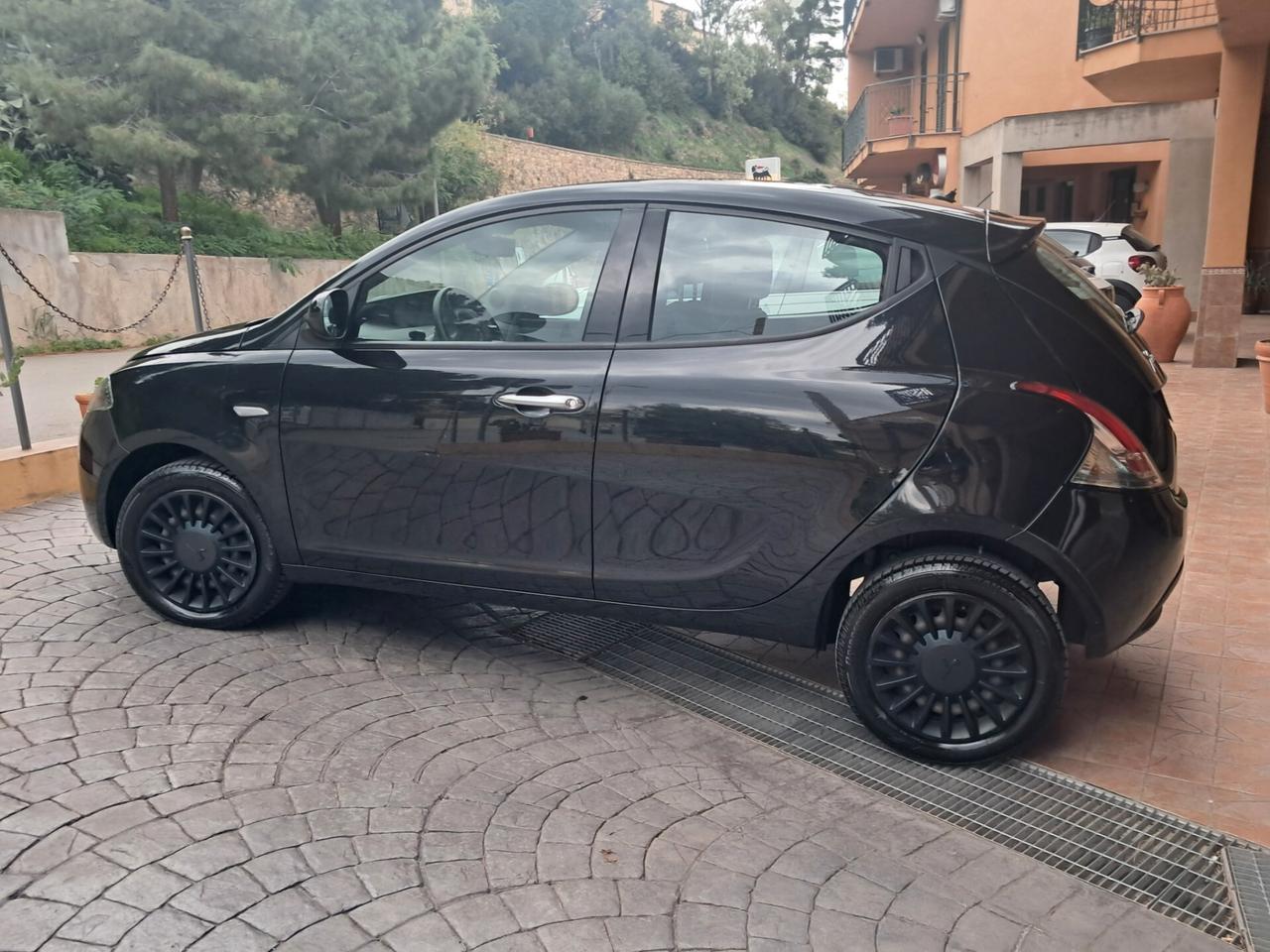 Lancia Ypsilon 1.0 FireFly 5 porte S&S Hybrid Ecochic Silver