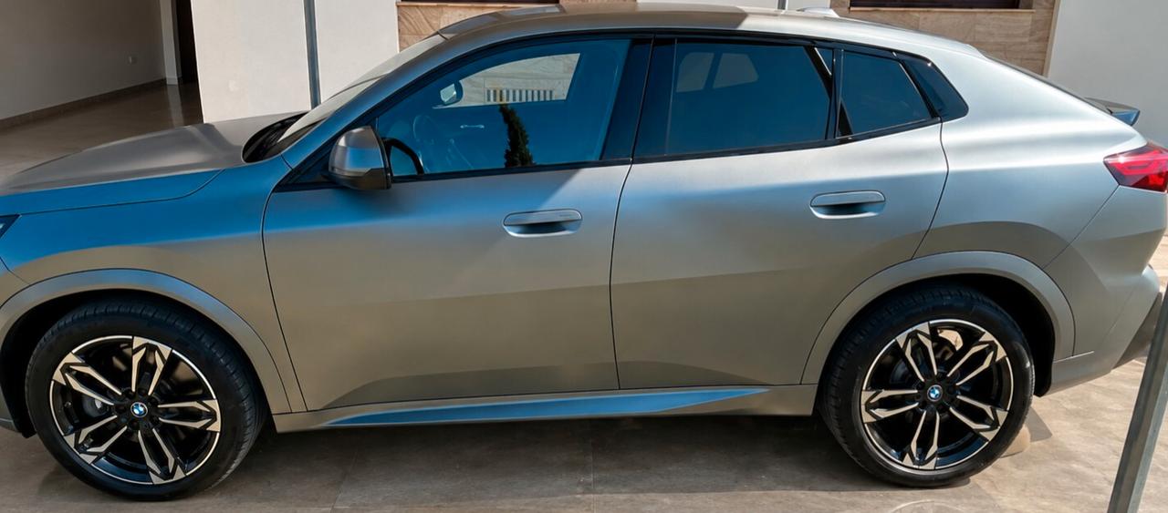 Bmw X2 18d Msport Pro grigio opaco Pinze blue