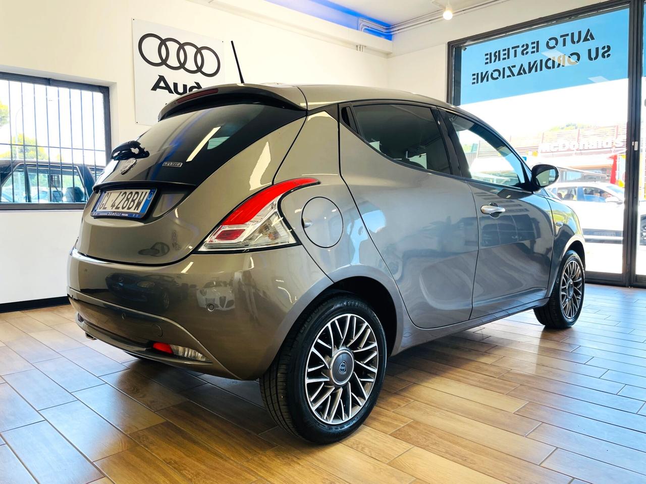 Lancia Ypsilon 1.0 Hybrid Ecochic Silver