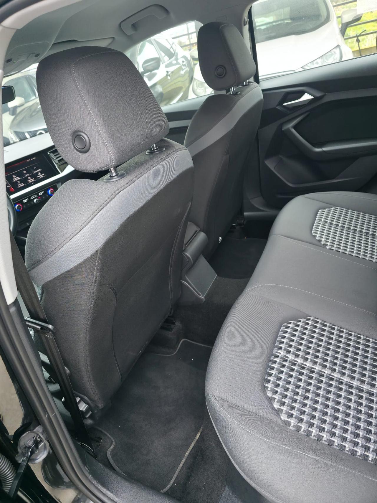 Audi A1 citycarver 35 TFSI Identity Contrast