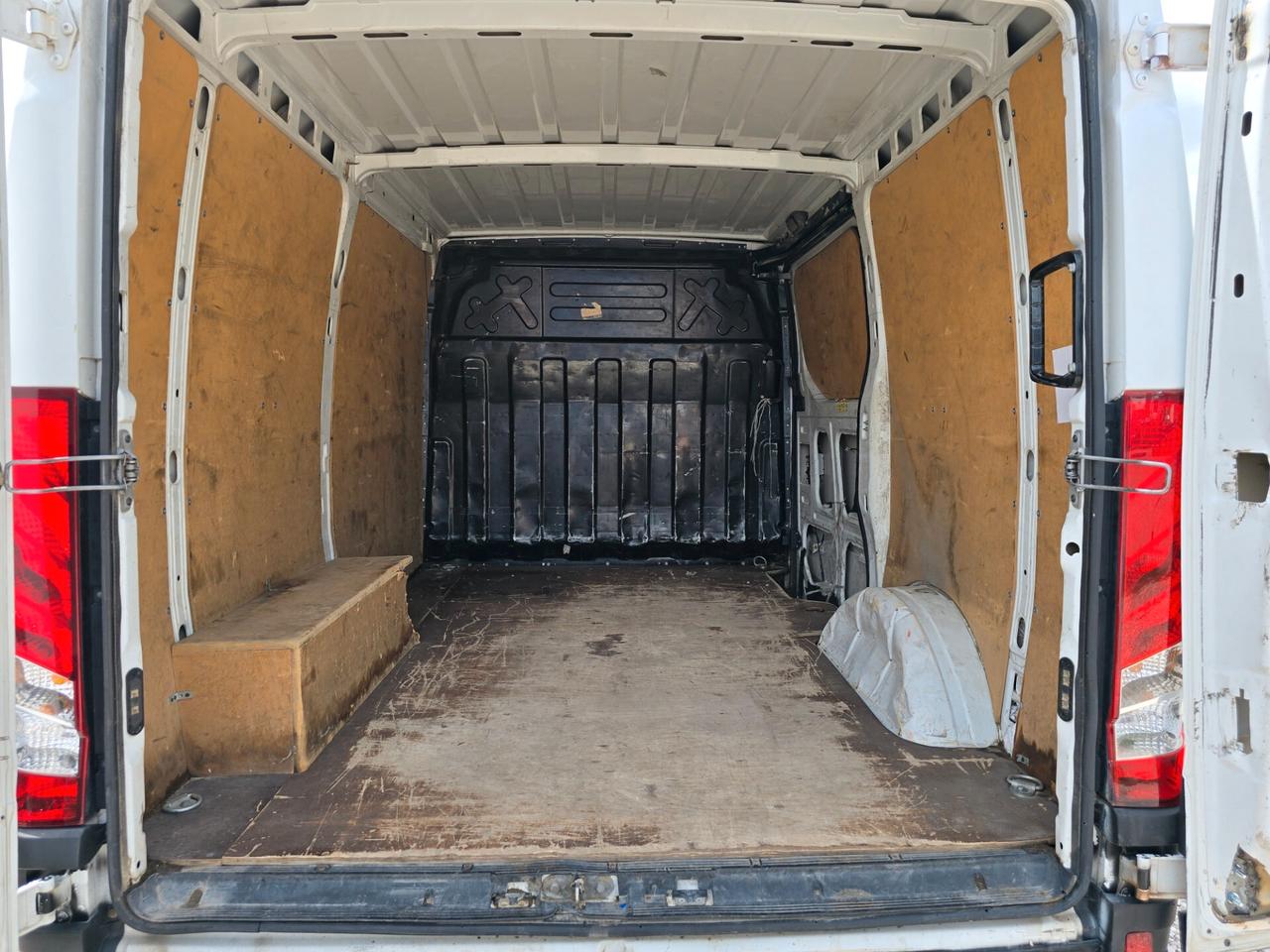 Iveco Daily 33S12 2.3 HPT PM Cabinato