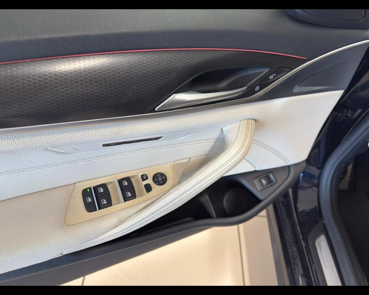 BMW Serie 5(G30/31/F90) - 520d 48V xDrive Touring Msport